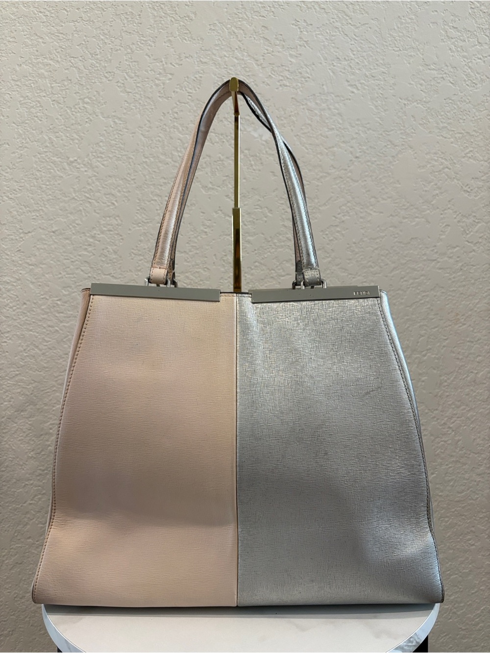 Fendi 3Jours Nude Silver Tote
Leather Hand Bag